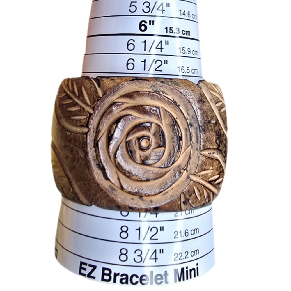 Vingage Elegant Gold Floral Carved Lucite Bangle Sz 8'
